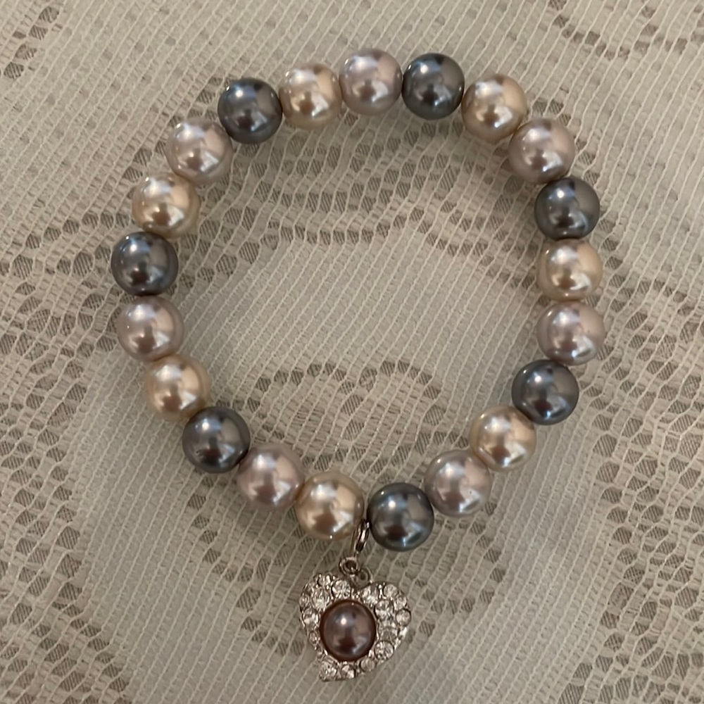 Avon faux pearl with heart charm stretch bracelet NWOT never worn